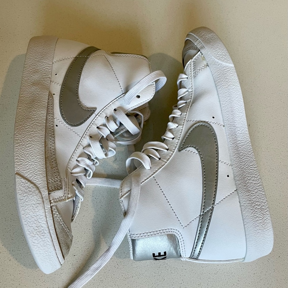 Nike Blazer Mid 77 Shoes size 4.5 in girls ( same as 6.5 in women’s) high top
